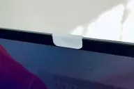 Có nên sử dụng miếng dán che webcam cho MacBook hay không? Những lưu ý quan trọng