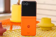 Đánh giá Motorola Razr 50: Màn hình OLED 6.9 inch, chip Dimensity 7300X, pin 4200 mAh