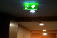 Đèn chiếu sáng khẩn cấp là gì? Vai trò và lý do thiết bị này ngày càng cần thiết