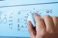 Máy giặt nên giặt ở nhiệt độ nào? Cách chọn mức nhiệt phù hợp cho từng loại vải