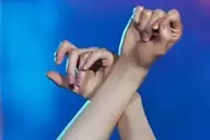Muscle memory là gì trong tình yêu? Tìm hiểu phản xạ và những cử chỉ quen thuộc 
