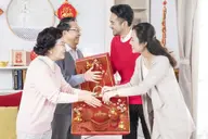 Nên tặng quà Tết gì cho nhà người yêu để ghi điểm tinh tế ngay từ lần đầu ra mắt?