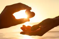 Nhân từ là gì? Vì sao lòng nhân từ được xem là nền tảng của một người có nhân cách tốt?