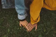 Physical Touch là gì? Làm sao để nhận biết đối phương yêu thích Physical Touch?