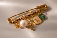 Safety pin ý nghĩa là gì? Giải mã biểu tượng kim băng trong thời trang hiện đại