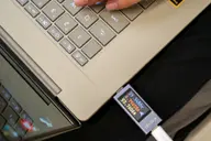 Vì sao laptop Windows sạc nhanh hơn MacBook? Những yếu tố quyết định tốc độ sạc