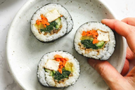 Hướng dẫn 2 công thức làm kimbap chay hấp dẫn, thơm ngon mà bạn nhất định phải thử