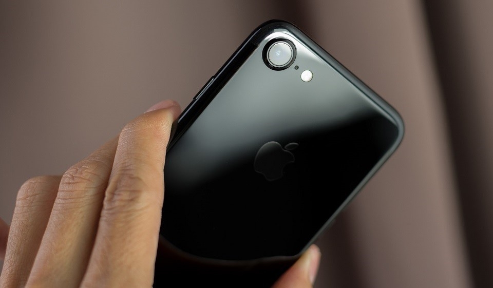 iPhone 7 Jet Black bám vân tay đến mức nào?