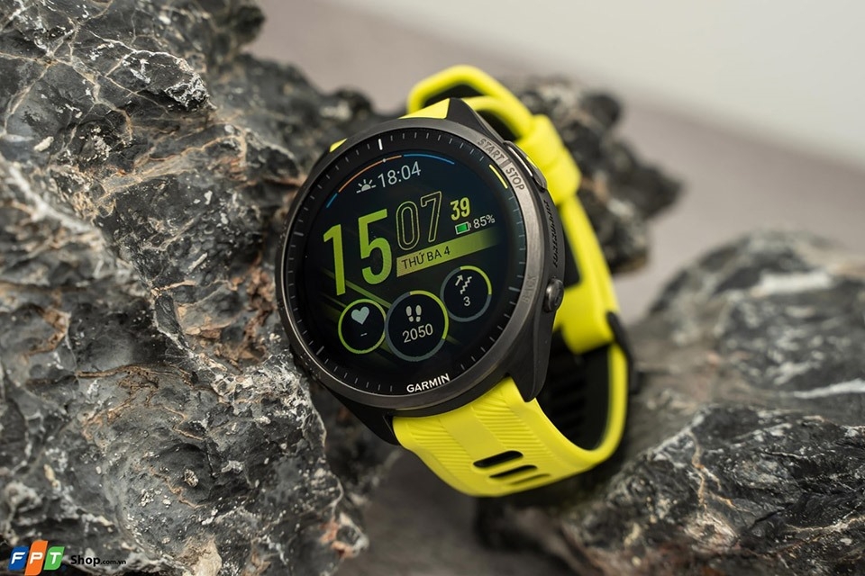 Garmin Forerunner cao cấp sử dụng thân vỏ polymer gia cố kết hợp viền titanium