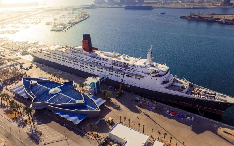 Chiếc tàu du lịch huyền thoại Queen Elizabeth 2 cập cảng Dubai