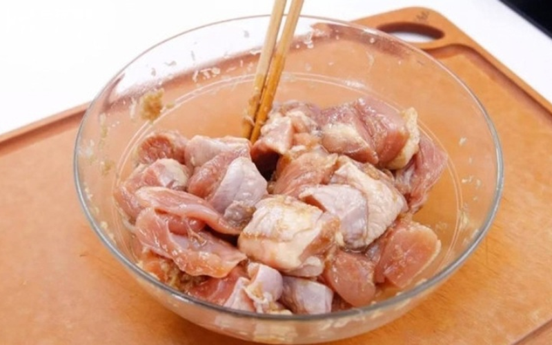 gà nấu gấc (ảnh 4)