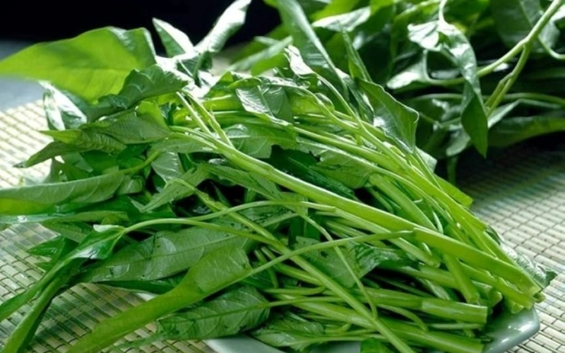 Xào rau muống xanh non bằng nồi (ảnh 1)