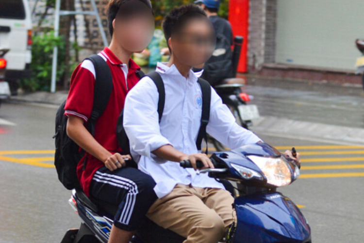 2 người không đội mũ bảo hiểm phạt bao nhiêu 1