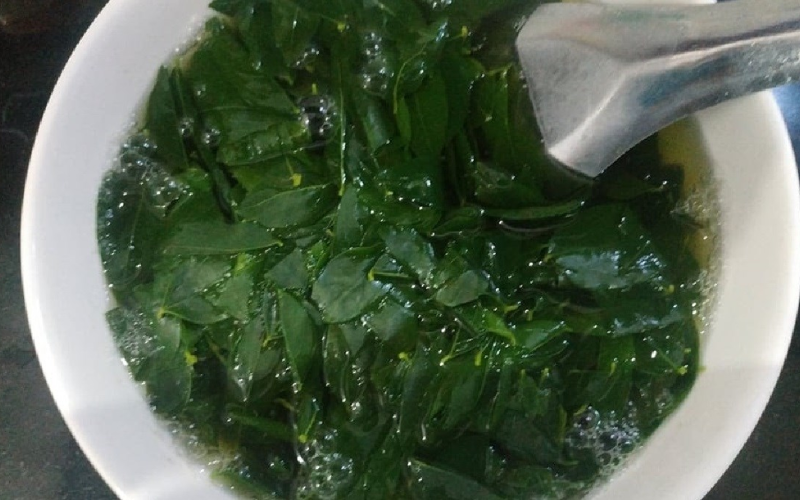 Cách nấu canh rau ngót không có thịt (ảnh 3)