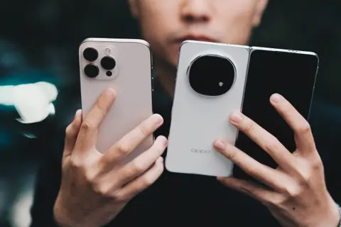 Điện thoại gập có đáng mua hơn iPhone không? Những thông tin mà người dùng cần lưu ý