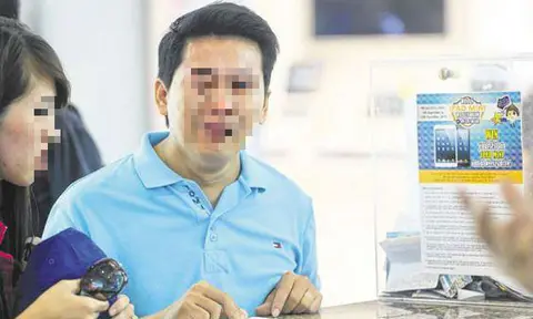 Du khách Việt quỳ gối xin hoàn tiền mua iPhone 6 tại Singapore vì không thạo tiếng Anh
