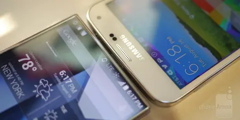 Những cái nhìn đầu tiên về Sharp AQUOS Crytal và Galaxy S5