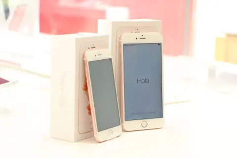 Cận cảnh đập hộp iPhone 6s chính hãng đầu tiên tại FPT Shop 