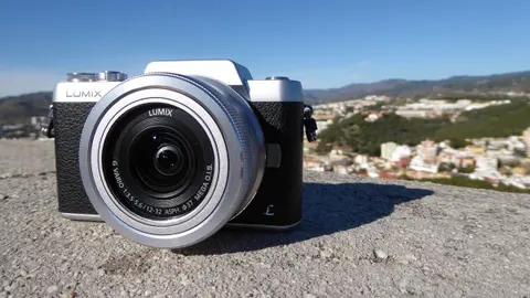 Panasonic LUMIX GF7: máy ảnh dành cho người thích chụp ảnh tự sướng