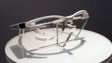 Sony ra mắt chiếc kính thông minh Smart EyeGlass Attach