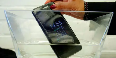 Phụ nữ Nhật Bản chính là nguyên nhân khiến hầu hết các điện thoại tại Nhật đều chống nước