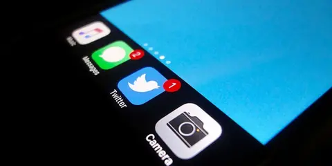 Mẹo đổi nền thư mục và thanh Dock trên iOS sang màu đen không cần jailbreak