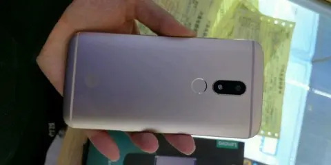 Moto M lộ ảnh thực tế trên tay người dùng, camera 8/16MP, có cảm biến vân tay