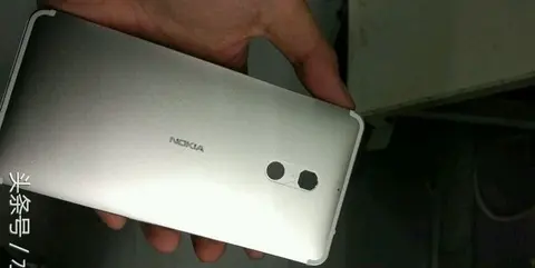 Smartphone Nokia bất ngờ xuất hiện thực tế trên tay người dùng
