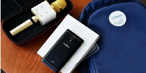 Các "hotgirl" thích thú với Micro kèm loa bluetooth trong bộ quà tặng của Mobiistar Prime X1