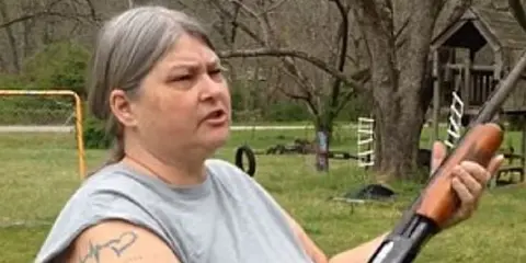 Tức giận, mẹ dùng súng bắn nát iPhone 5c của con gái