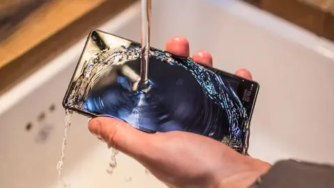 5 smartphone tầm trung chống nước giá tốt nhất hiện nay