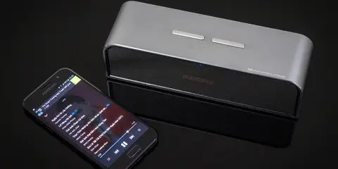 Khui hộp và trên tay loa REMAX M8: Thiết kế kim loại, sang trọng, âm thanh tốt