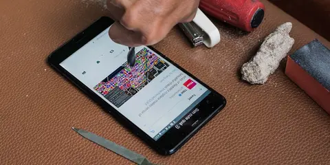 Thử nghiệm độ cứng màn hình Sapphire siêu bền trên HTC U Ultra