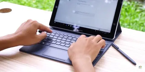 Đánh giá nhanh cover keyboard của Galaxy Book: Thiết kế linh hoạt, bàn phím phản hồi tốt