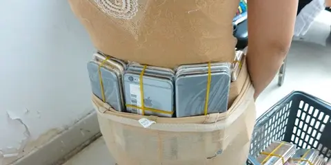 Dân buôn lậu iPhone mang trên mình hơn 100 chiếc iPhone vừa bị bắt