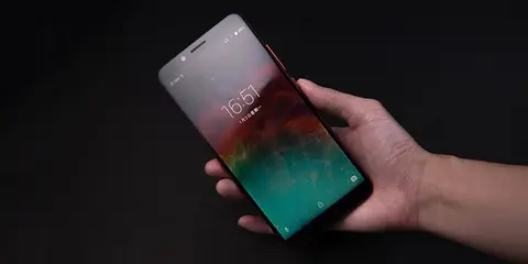 "Sốc" với martphone màn hình 18:9 không viền, pin 6000 mAh, camera kép, giá 2 triệu đồng