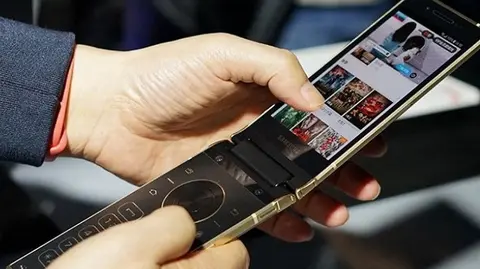 Smartphone 2 màn hình, camera kép của Samsung lộ ảnh trên tay người dùng