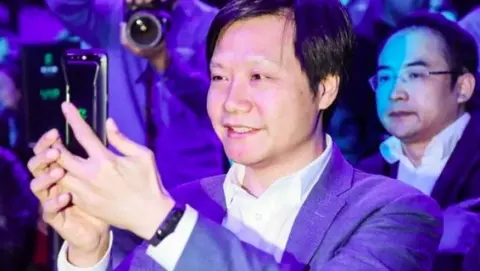 CEO Xiaomi đang đeo trên tay chiếc Mi Band 3 sắp ra mắt