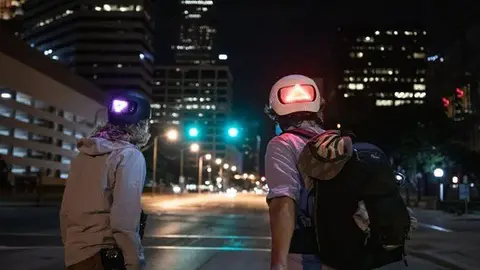 Apple bất ngờ bán mũ bảo hiểm thông minh có đèn báo rẽ