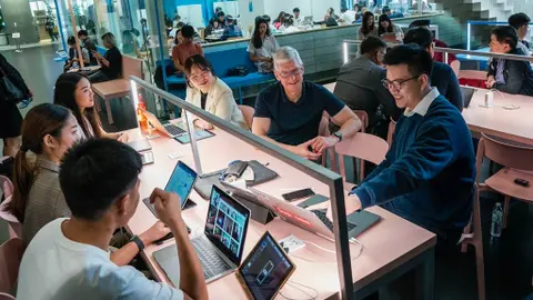 Tim Cook đến Bangkok, Thái Lan để gặp gỡ các nhiếp ảnh gia, sinh viên và người giành được học bổng WWDC
