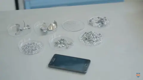 iPhone bị cho vào máy xay sinh tố và cái kết