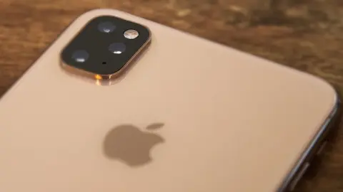 Xuất hiện bằng chứng cho thấy mặt sau iPhone 2019 sẽ được bố trí 3 camera