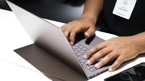 So sánh Galaxy Book S vs Microsoft Surface Pro 6: Đâu mới là chiếc laptop tốt hơn?