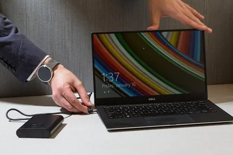 Vừa sạc pin vừa dùng laptop có sao không?