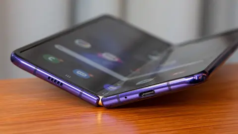 Màn hình của Samsung Galaxy Fold 2 sẽ có sự kết hợp giữa 2 vật liệu nhằm tăng độ dẻo dai