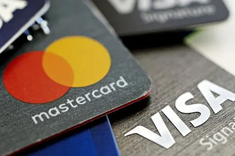 Thẻ Mastercard là gì? Mastercard và Visa khác nhau ra sao?