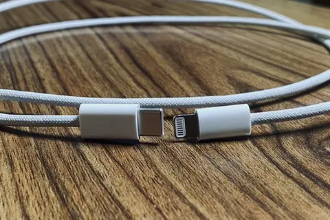 Rò rỉ hình ảnh thực tế cáp Lightning bọc dù của dòng iPhone 12