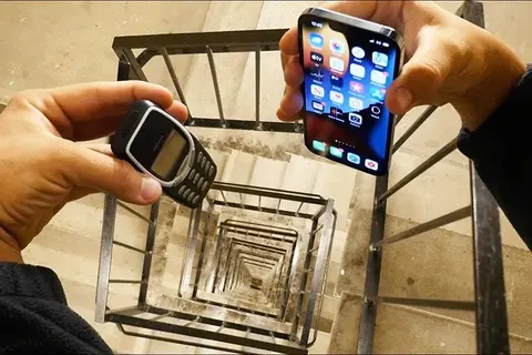 iPhone 13 Pro đọ độ bền với Nokia 3310 trong video drop test