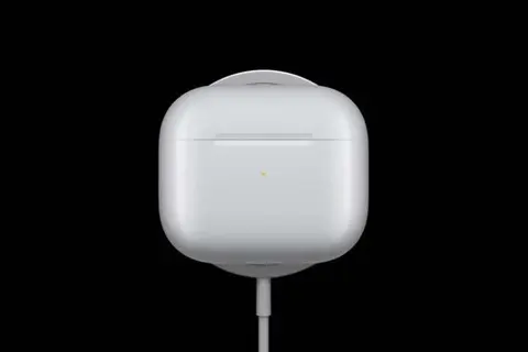 AirPods 3 là chiếc tai nghe đầu tiên của Apple có case sạc chống nước