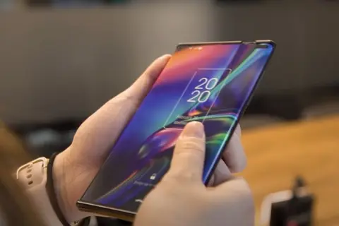 Apple đang xem xét sản xuất iPhone màn hình cuộn